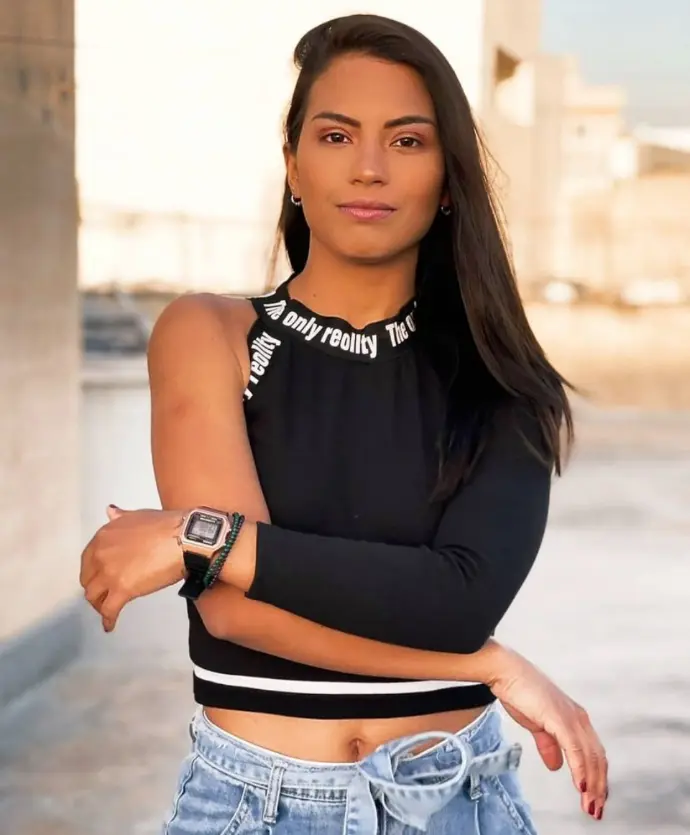 Online personal trainer demonstrating functional training exercises